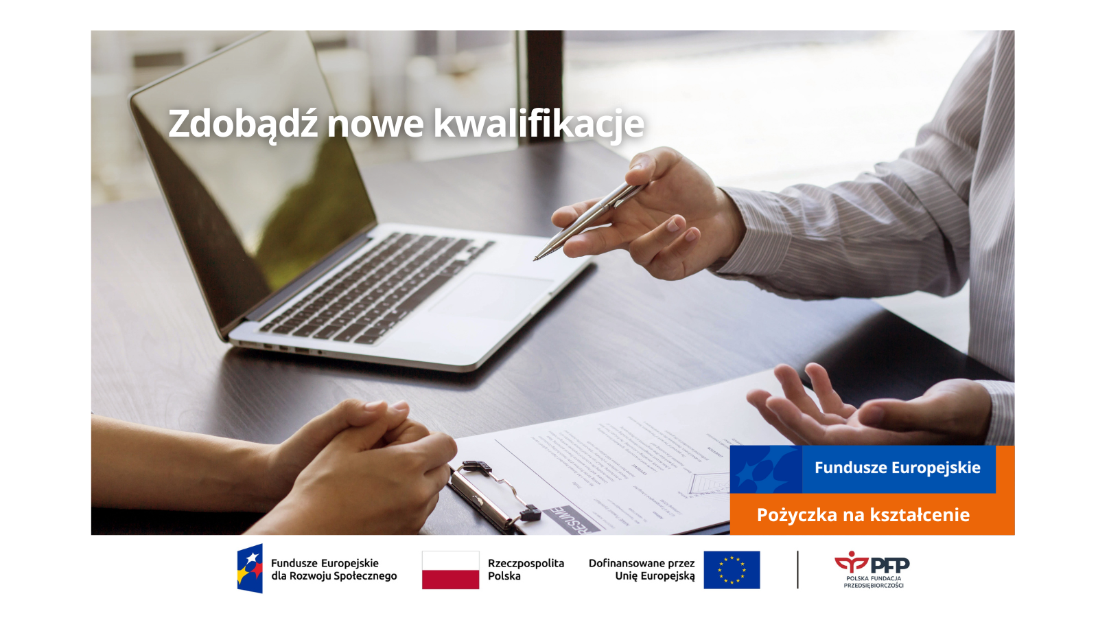 Po lewej stronie na górze Zdobądź nowe kwalifikacje. Po prawej stronie w niebiesko - pomarańczowym prostokącie napis Fundusze Europejskie dla Rozwoju Społecznego. Na samym dole ciąg logotypów Fundusze Europejskie dla Rozwoju Społecznego, Flaga Rzeczypospolitej Polskiej, Dofinansowane przez Unię Europejską z flagą, linia oddzielająca, logo Polskiej Fundacji Przedsiębiorczości