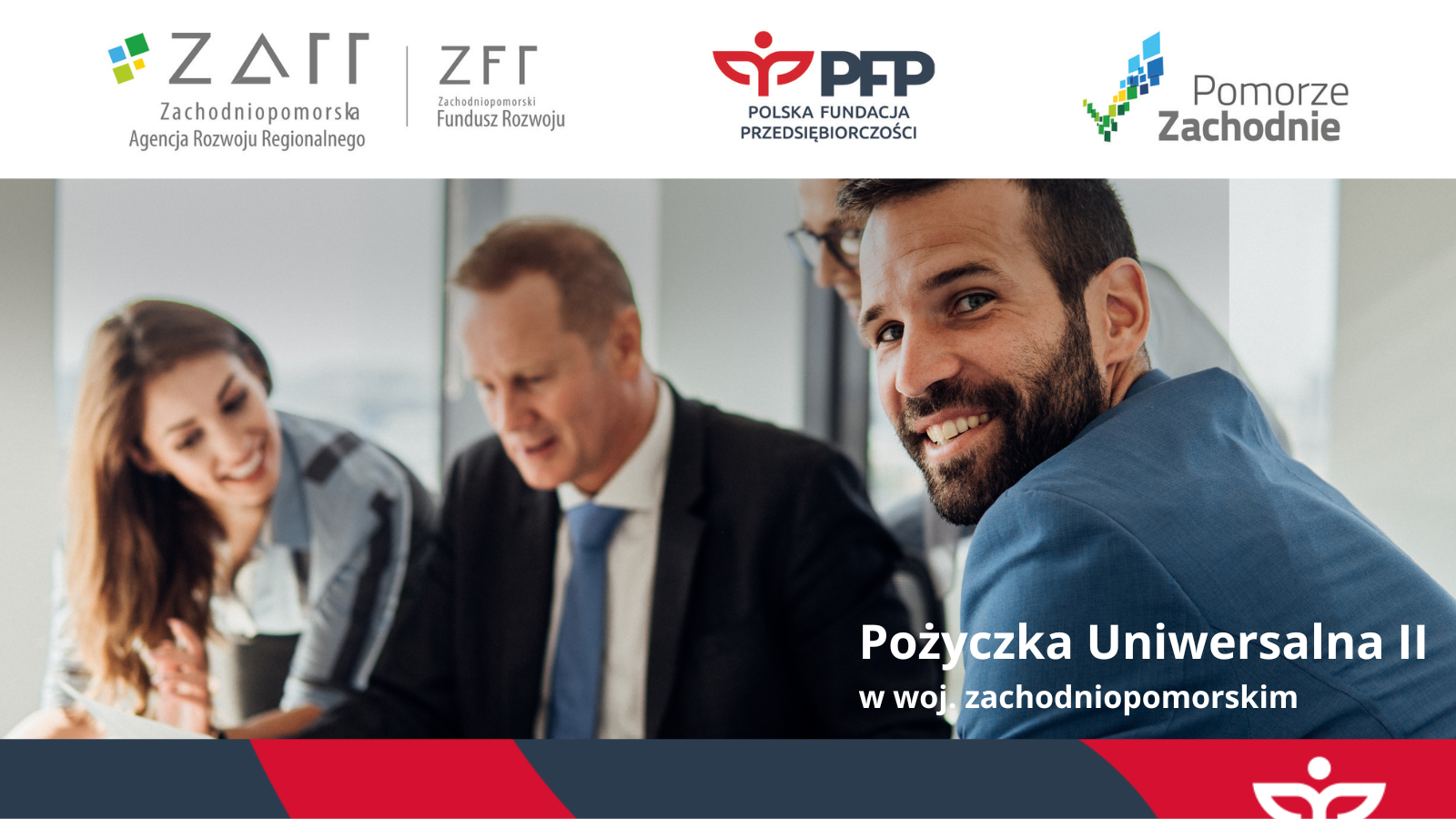 Na górze ciąg logotypów Zachodniopomorska Agencja Rozwoju Regionalnego, kreska oddzielająca, Zachodniopomorski Fundusz Rozwoju, logo Polskiej Fundacji Przedsiębiorczości, logo Pomorza Zachodniego. Poniżej napis Pożyczka Uniwersalna II w województwie zachodniopomorskim. 2 kobiety, 2 mężczyzn siedzą przy biurku w biurze, dyskutują nad dokumentami.