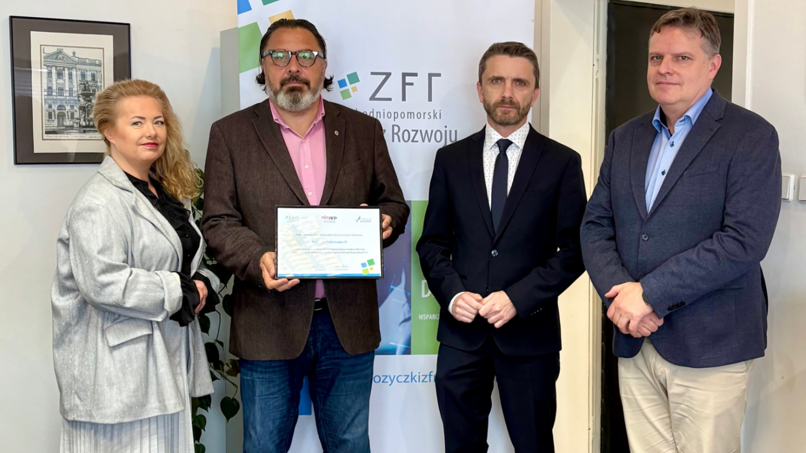 Na zdjęciu osoby reprezentujące zarząd PFP raz ZARR z podpisanym wekslem