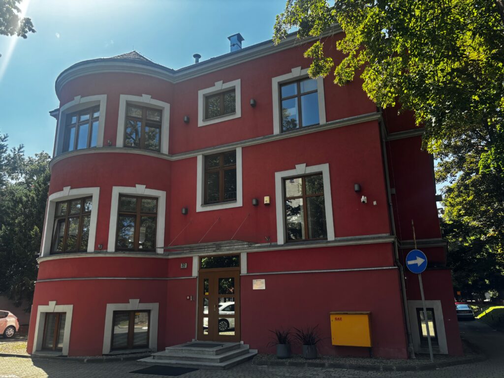 Trzypiętrowy, czerwony budynek, siedziba Polskiej Fundacji Przedsiębiorczości