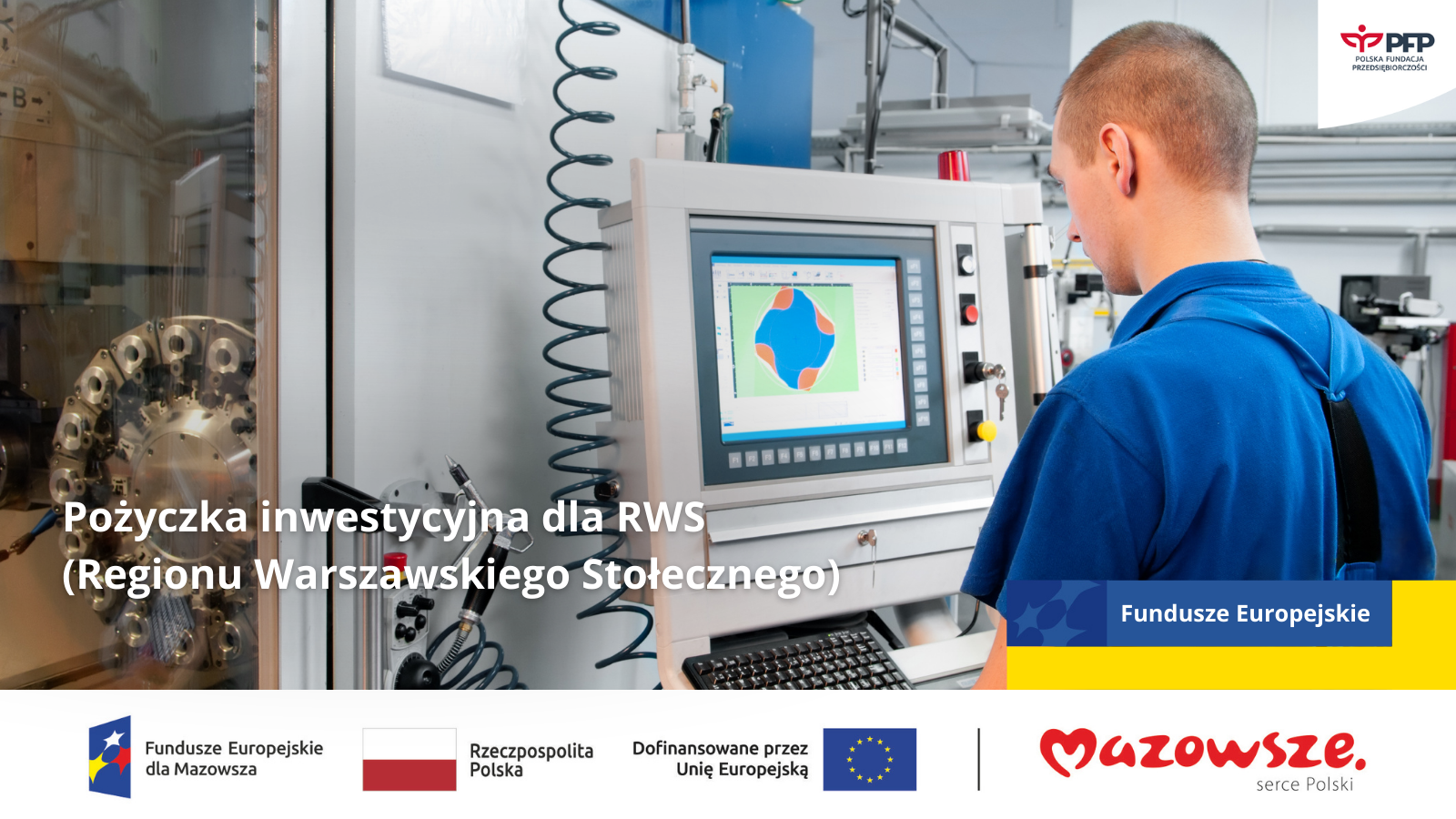Mężczyzna w niebieskim stroju roboczym obsługuje maszynę CNC z kolorowym wykresem na ekranie. Na grafice znajduje się napis: ‘Pożyczka inwestycyjna dla RWS (Regionu Warszawskiego Stołecznego)’. W dolnej części widoczne są logotypy Funduszy Europejskich, Rzeczpospolitej Polskiej, Unii Europejskiej i Mazowsza.