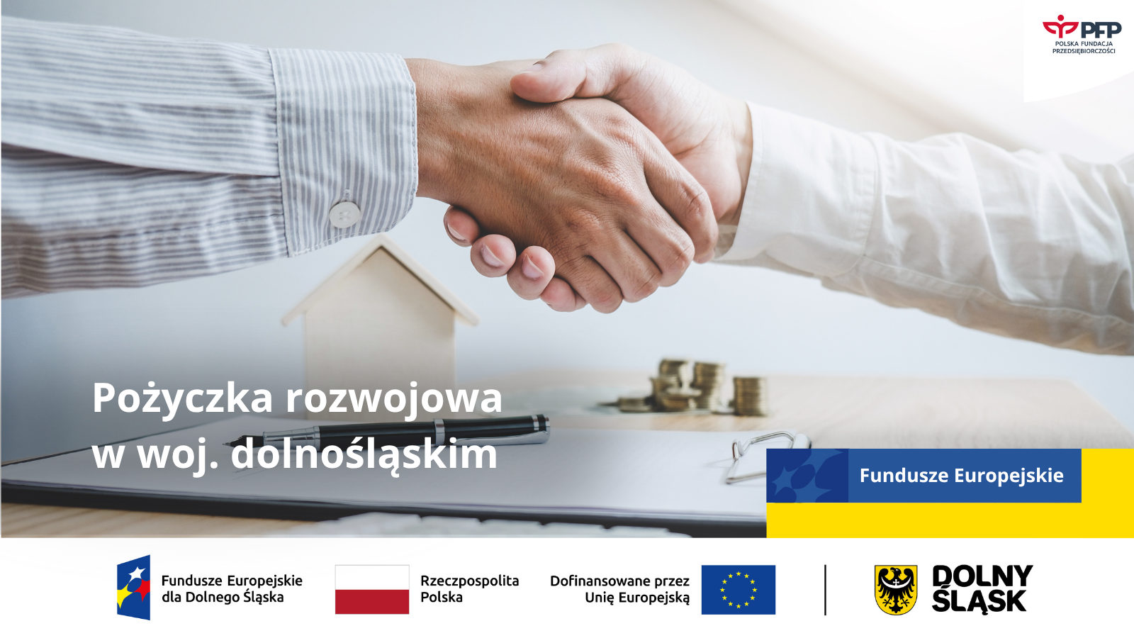 Uścisk dłoni dwóch osób nad biurkiem, na którym leży teczka z dokumentami, długopis i monety. Na grafice widnieje napis: 'Pożyczka rozwojowa w woj. dolnośląskim'. U dołu logotypy: Fundusze Europejskie dla Dolnego Śląska, Rzeczpospolita Polska, Unia Europejska oraz Dolny Śląsk. W prawym górnym rogu logo Polskiej Fundacji Przedsiębiorczości.