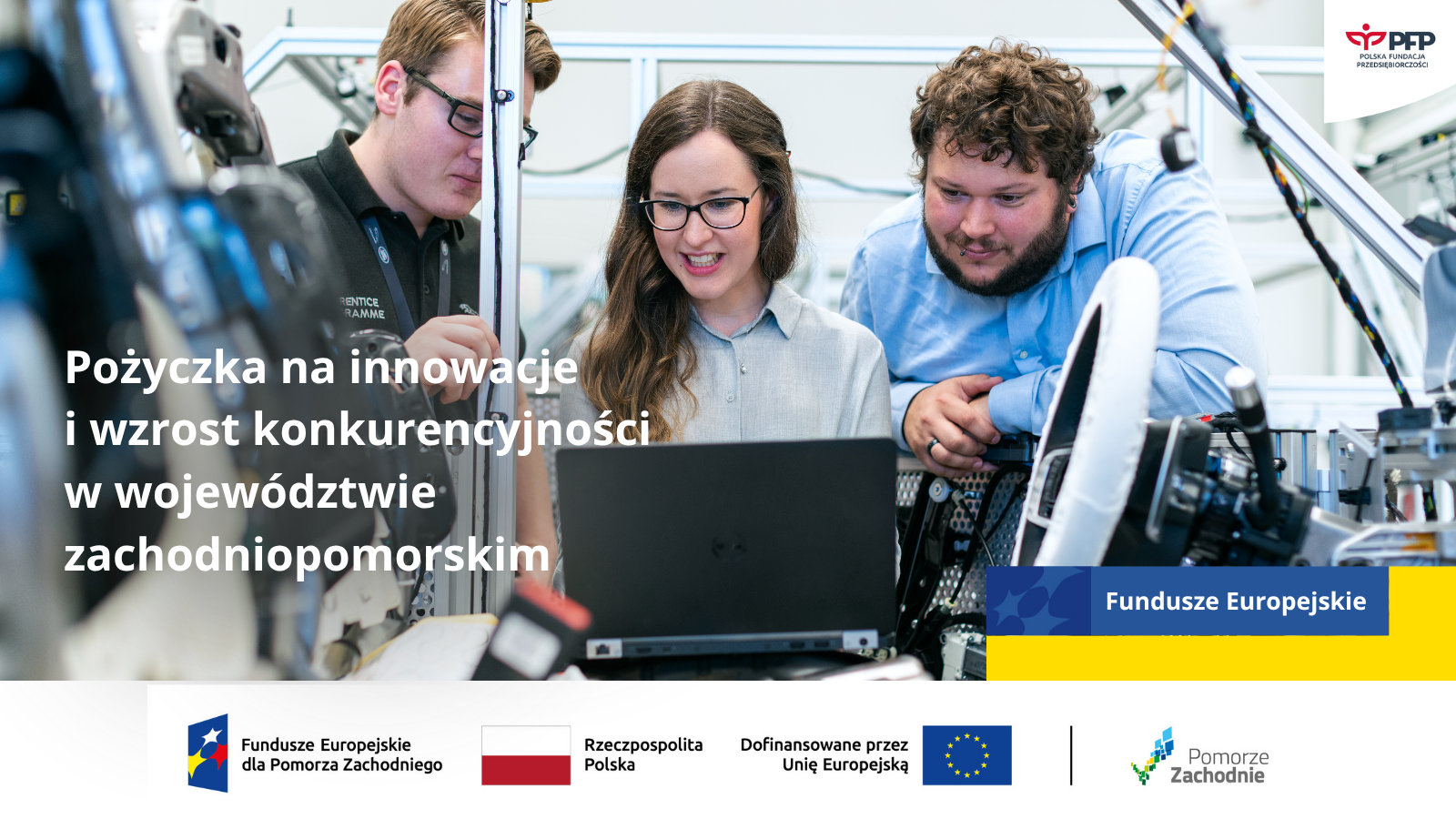 Trójka młodych pracowników – dwóch mężczyzn i kobieta – analizuje dane na laptopie w nowoczesnym laboratorium technologicznym. Wokół nich znajdują się elementy maszyny lub robota. Na grafice znajduje się hasło: „Pożyczka na innowacje i wzrost konkurencyjności w województwie zachodniopomorskim”. W prawym górnym rogu logo Polskiej Fundacji Przedsiębiorczości. Na dole grafiki logotypy Funduszy Europejskich, Rzeczypospolitej Polskiej, Unii Europejskiej oraz Województwa Zachodniopomorskiego.