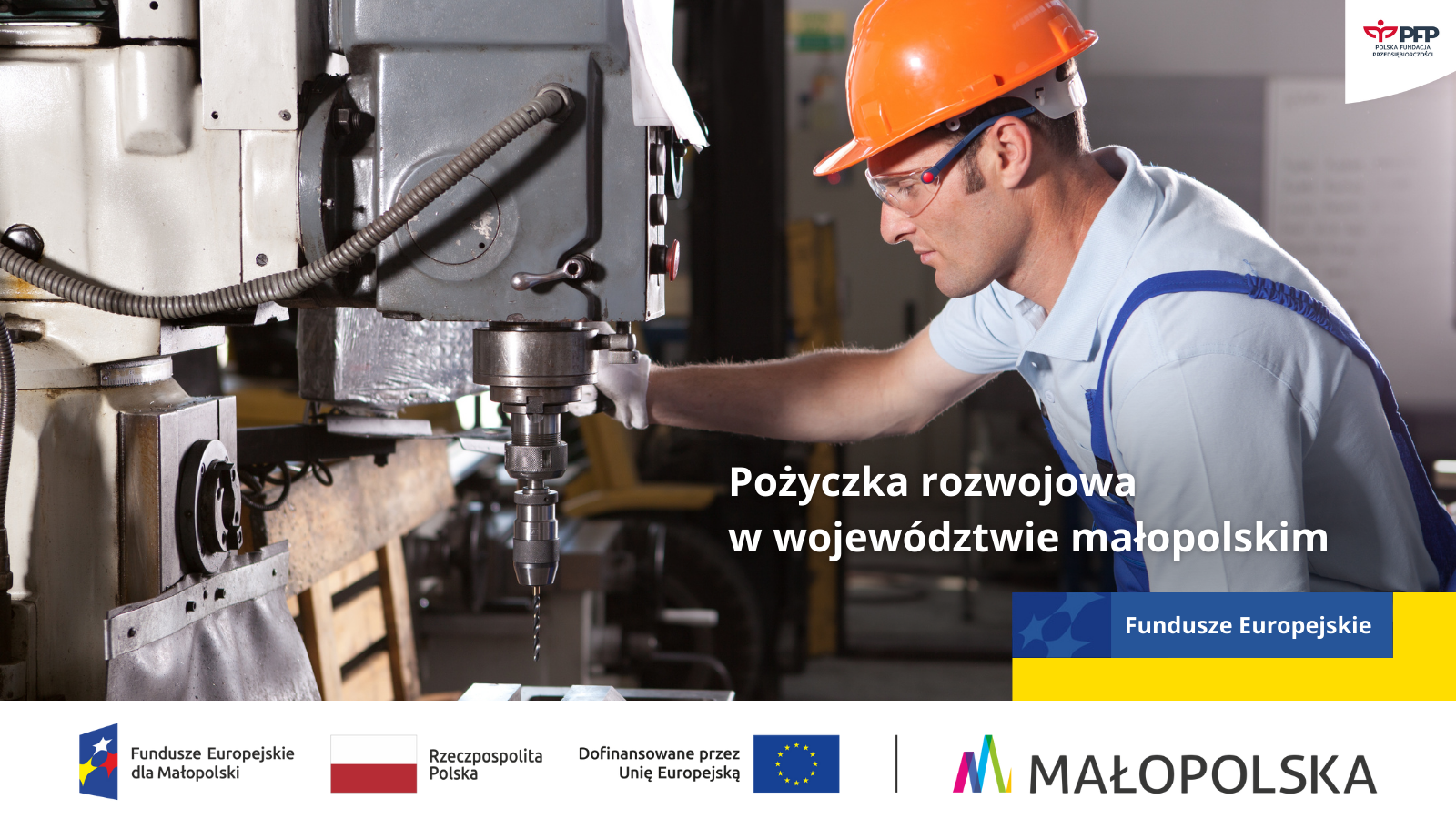 Mężczyzna w kasku ochronnym i okularach pracuje przy wiertarce przemysłowej w warsztacie. Na grafice umieszczony jest napis „Pożyczka rozwojowa w województwie małopolskim”. W dolnej części widoczne są logotypy: Fundusze Europejskie dla Małopolski, Rzeczpospolita Polska, Unia Europejska oraz Małopolska