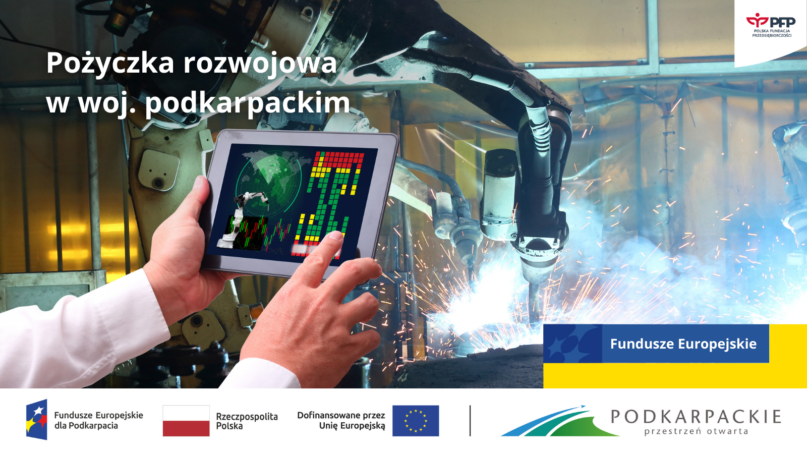 Grafika promująca Pożyczkę rozwojową w województwie podkarpackim. Na pierwszym planie osoba trzyma tablet z wyświetlanymi wykresami i grafiką globu, w tle pracujący robot spawalniczy. Na dole widoczne są logotypy: Fundusze Europejskie dla Podkarpacia, Rzeczpospolita Polska, Unia Europejska oraz Województwo Podkarpackie.