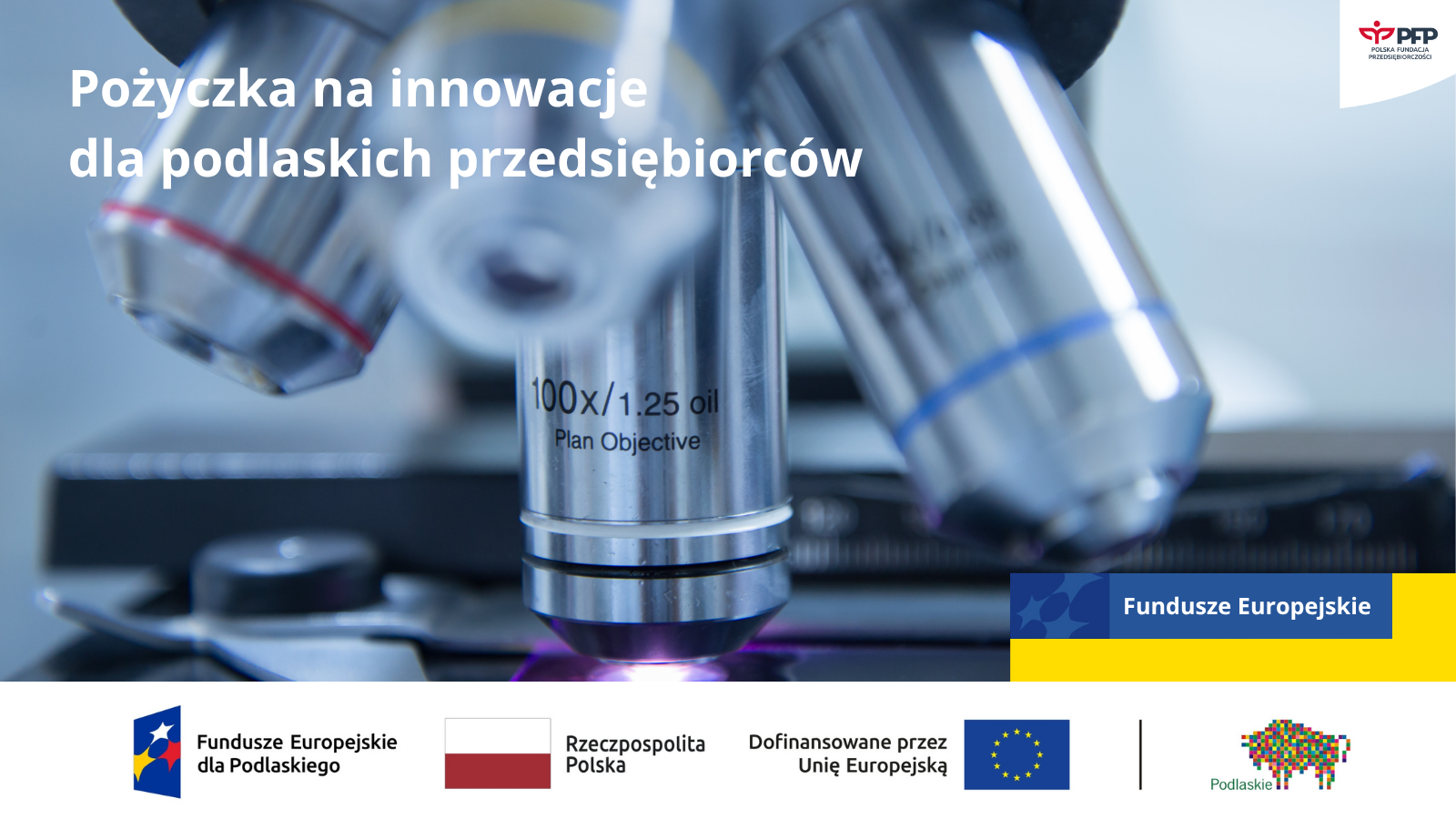 Grafika informacyjna dotycząca Pożyczki na innowacje dla przedsiębiorstw w województwie podlaskim. Na pierwszym planie widoczny jest fragment mikroskopu laboratoryjnego z podświetlonym preparatem na szkiełku, symbolizujący innowacje i badania. W tle, na niebiesko-fioletowym tle, umieszczony jest napis: 'Pożyczka na innowacje dla przedsiębiorstw w województwie podlaskim'. W prawym górnym rogu znajduje się logotyp Polskiej Fundacji Przedsiębiorczości (PFP). W dolnej części widoczne są logotypy i oznaczenia Funduszy Europejskich dla Podlaskiego, Rzeczypospolitej Polskiej, symbol Unii Europejskiej z informacją o dofinansowaniu oraz logotyp regionu Podlaskie