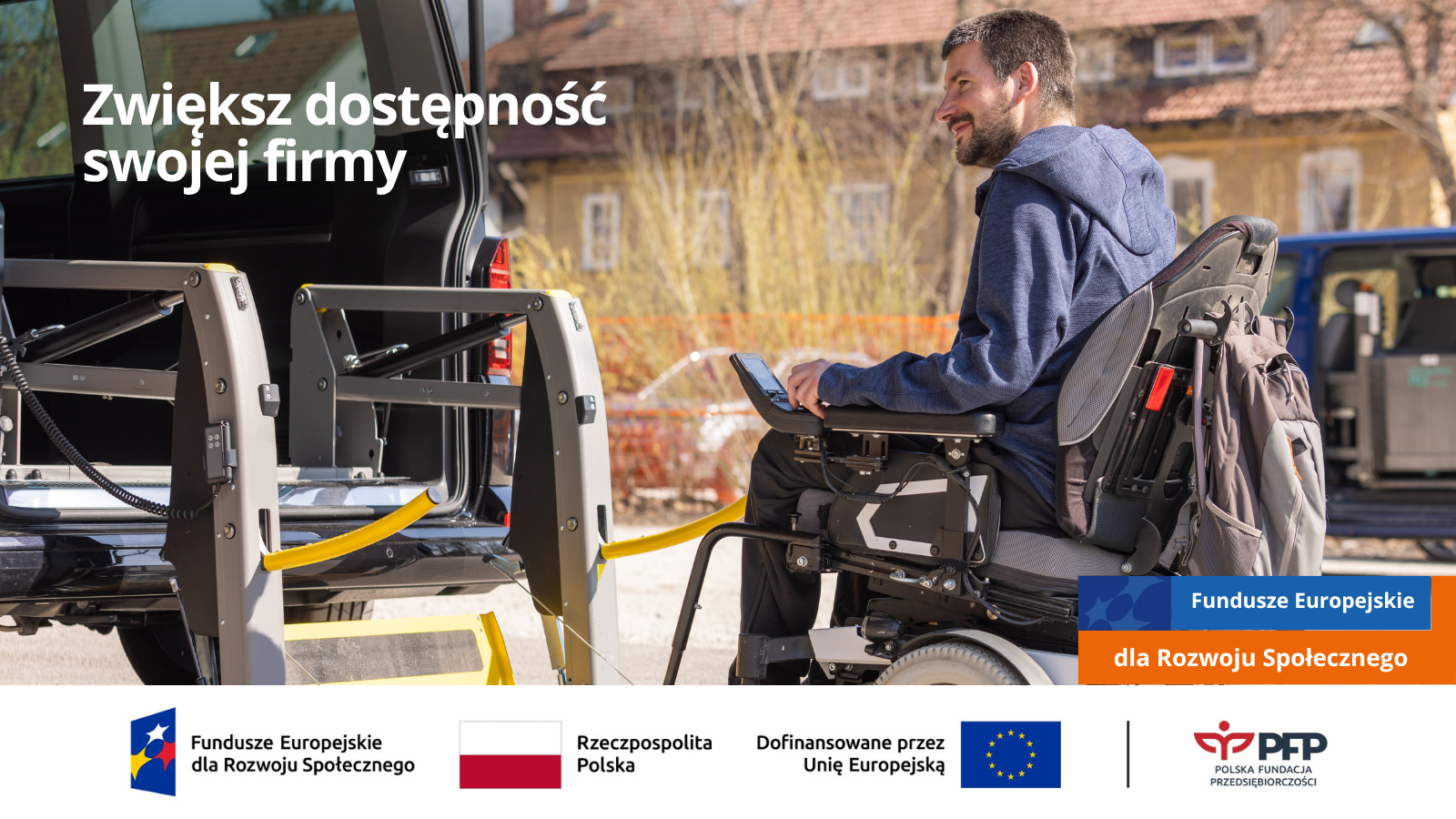 Grafika informacyjna dotycząca pożyczek na dostępność. Na pierwszym planie widoczny jest mężczyzna na elektrycznym wózku inwalidzkim, uśmiechnięty, wjeżdżający do specjalnie przystosowanego pojazdu transportowego (busa) za pomocą automatycznej platformy podjazdowej. W tle znajduje się napis 'Zwiększ dostępność swojej firmy'. W dolnej części grafiki widoczne są oznaczenia i logotypy: Fundusze Europejskie dla Rozwoju Społecznego, flaga Rzeczypospolitej Polskiej, symbol Unii Europejskiej z informacją o dofinansowaniu oraz logotyp Polskiej Fundacji Przedsiębiorczości (PFP)
