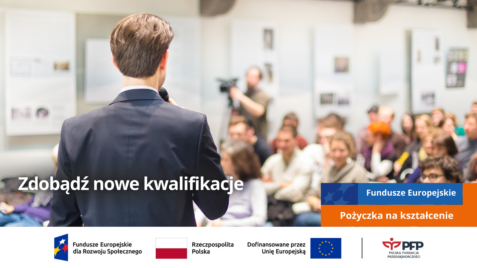 Grafika z hasłem „Zdobądź nowe kwalifikacje”. Zdjęcie wykonane z perspektywy „zza pleców” prelegenta w ciemnej marynarce, który przemawia do grupy osób siedzących na sali szkoleniowej. W dolnym rogu znajduje się pomarańczowy prostokąt z napisem „Pożyczka na kształcenie” pod niebieskim znakiem Funduszy Europejskich. Na dolnym pasku widnieją logotypy: Fundusze Europejskie dla Rozwoju Społecznego, flaga Polski, flaga UE oraz logo PFP.