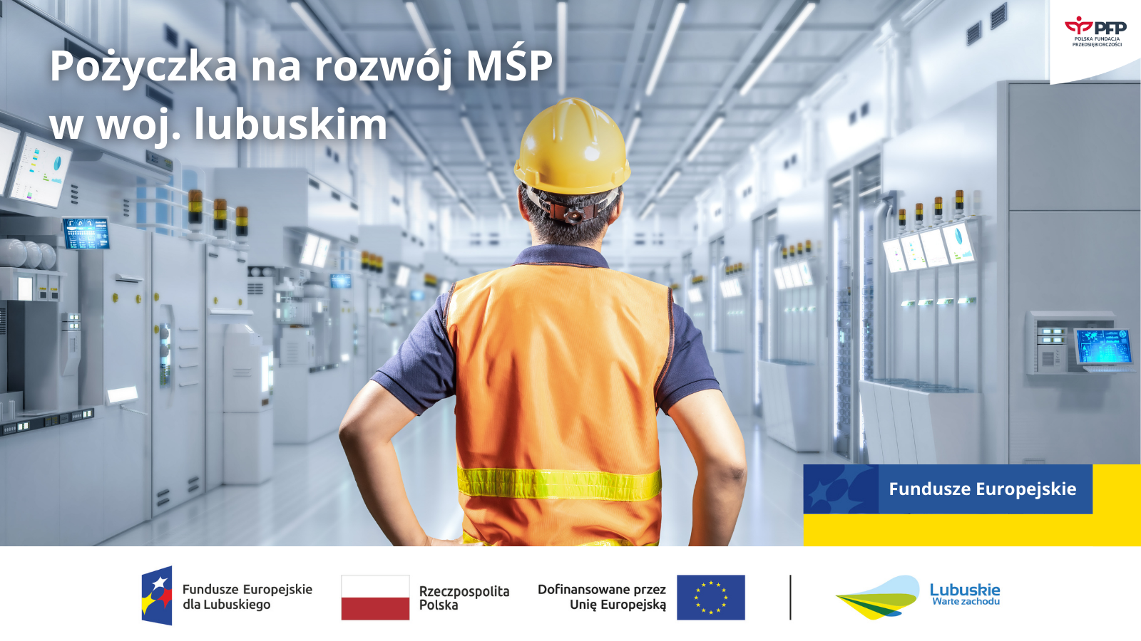 Pożyczka na rozwój MŚP w województwie lubuskim. Pracownik w kasku i kamizelce ochronnej stoi w nowoczesnej hali produkcyjnej z linią maszyn. Logotypy od lewej: Fundusze Europejskie dla Lubuskiego, Rzeczpospolita Polska, Dofinansowane przez Unię Europejską, Lubuskie Warte zachodu oraz w prawym górnym rogu Polska Fundacja Przedsiębiorczości (PFP).