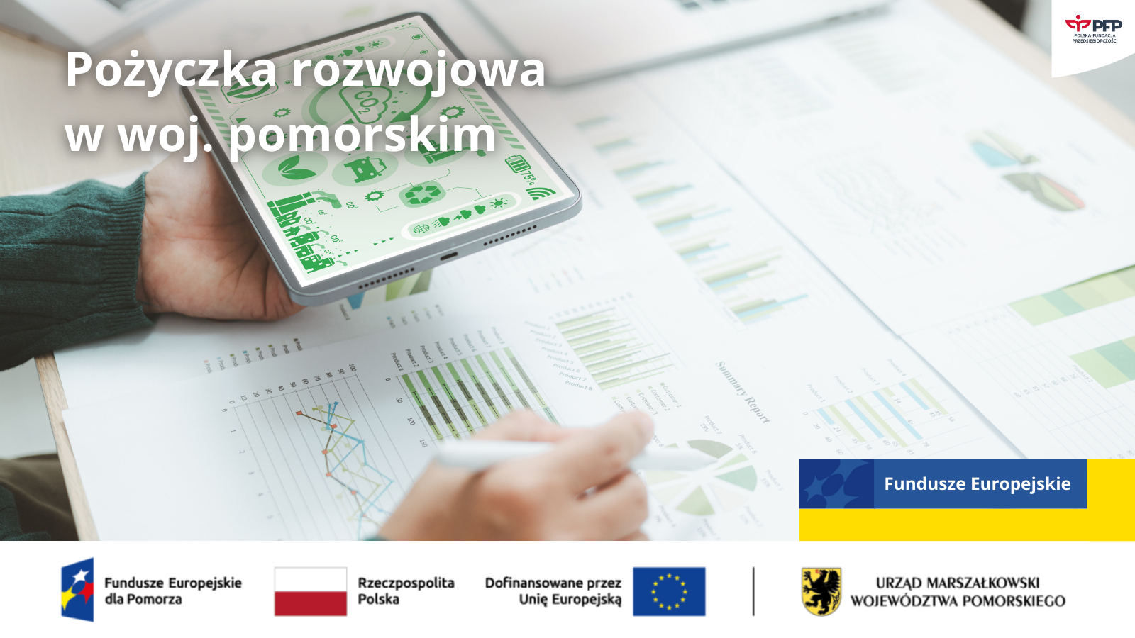 Pożyczka rozwojowa w województwie pomorskim; osoba analizuje wykresy finansowe na wydrukach i tablecie z ikonami inwestycji. Na dole pasek z logotypami: Fundusze Europejskie dla Pomorza, Rzeczpospolita Polska, Dofinansowane przez Unię Europejską, Urząd Marszałkowski Województwa Pomorskiego.