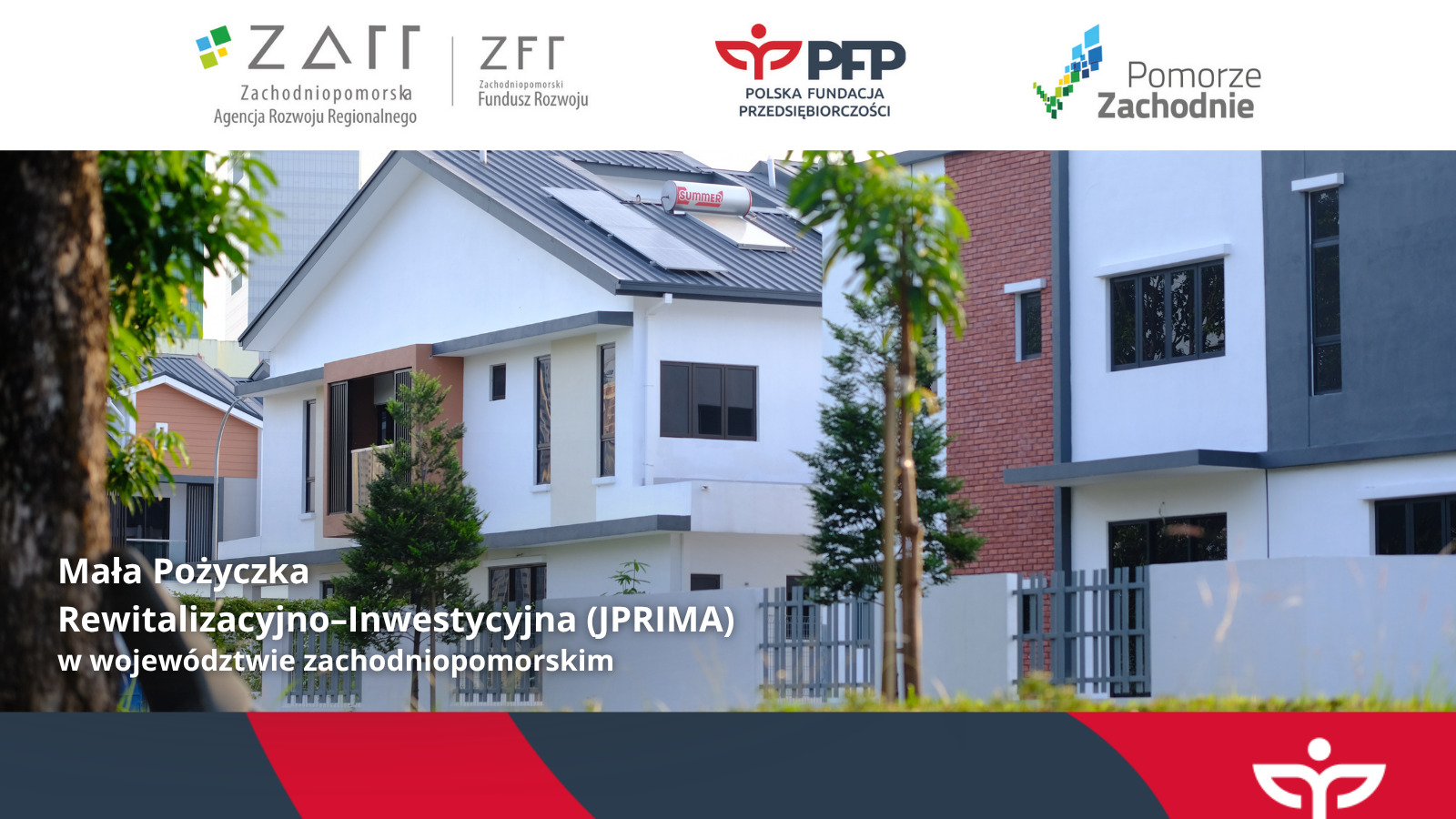 Nowoczesne domy jednorodzinne z panelami fotowoltaicznymi na dachu, komunikat o wsparciu finansowym Mała Pożyczka Rewitalizacyjno-Inwestycyjna (JPRIMA) w województwie zachodniopomorskim, u góry logotypy Zachodniopomorska Agencja Rozwoju Regionalnego, Zachodniopomorski Fundusz Rozwoju, Polska Fundacja Przedsiębiorczości oraz Pomorze Zachodnie.