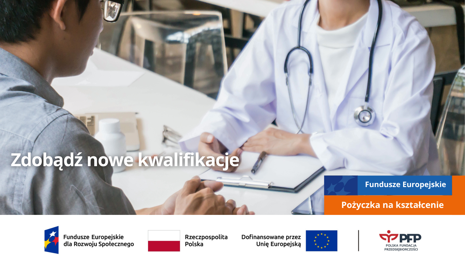Mężczyzna rozmawia z lekarzem przy biurku podczas konsultacji, na grafice hasła Zdobądź nowe kwalifikacje, Fundusze Europejskie oraz Pożyczka na kształcenie informujące o wsparciu na rozwój kompetencji. Na samym dole od lewej strony widnieją loga: Fundusze Europejskie dla Rozwoju Społecznego, Barwy Rzeczypospolitej Polskiej, logo Unii Europejskiej z dopiskiem Dofinansowane przez Unię Europejską, pionowa czarna linia oddzielająca, logo PFP Polska Fundacja Przedsiębiorczości.
