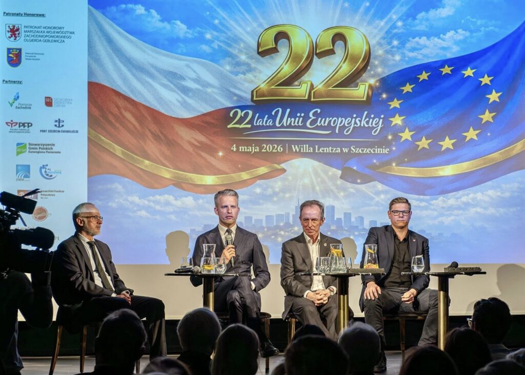 22. Raut Europejski w Szczecinie. Debata na scenie, w tle informacja 22 lata w Unii Europejskiej, 4 maja, Willa Lentza w Szczecinie.