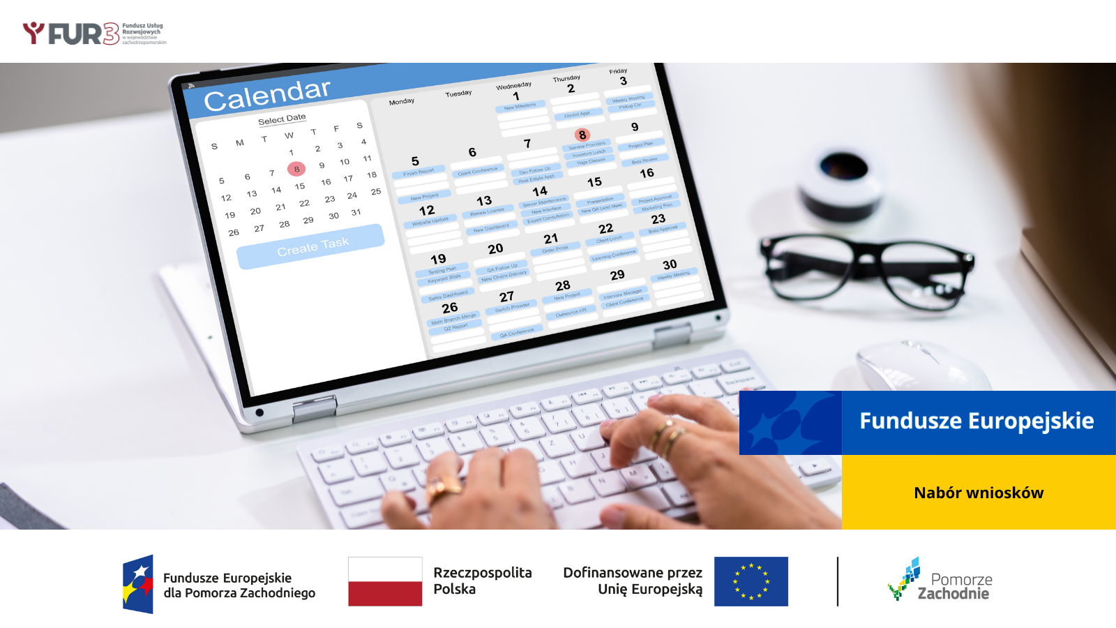 Laptop z otwartym kalendarzem i harmonogramem pracy, na dole po prawej stronie napis Fundusze Europejskie, poniżej Nabór wniosków. W lewym górnym rogu logo FUR3 Fundusz Usług Rozwojowych w województwie zachodniopomorskim, na samym dole od lewej strony widnieją loga: Fundusze Europejskie dla Pomorza Zachodniego, Barwy Rzeczypospolitej Polskiej, logo Unii Europejskiej z dopiskiem Dofinansowane przez Unię Europejską, pionowa czarna linia oddzielająca, logo Pomorze Zachodnie