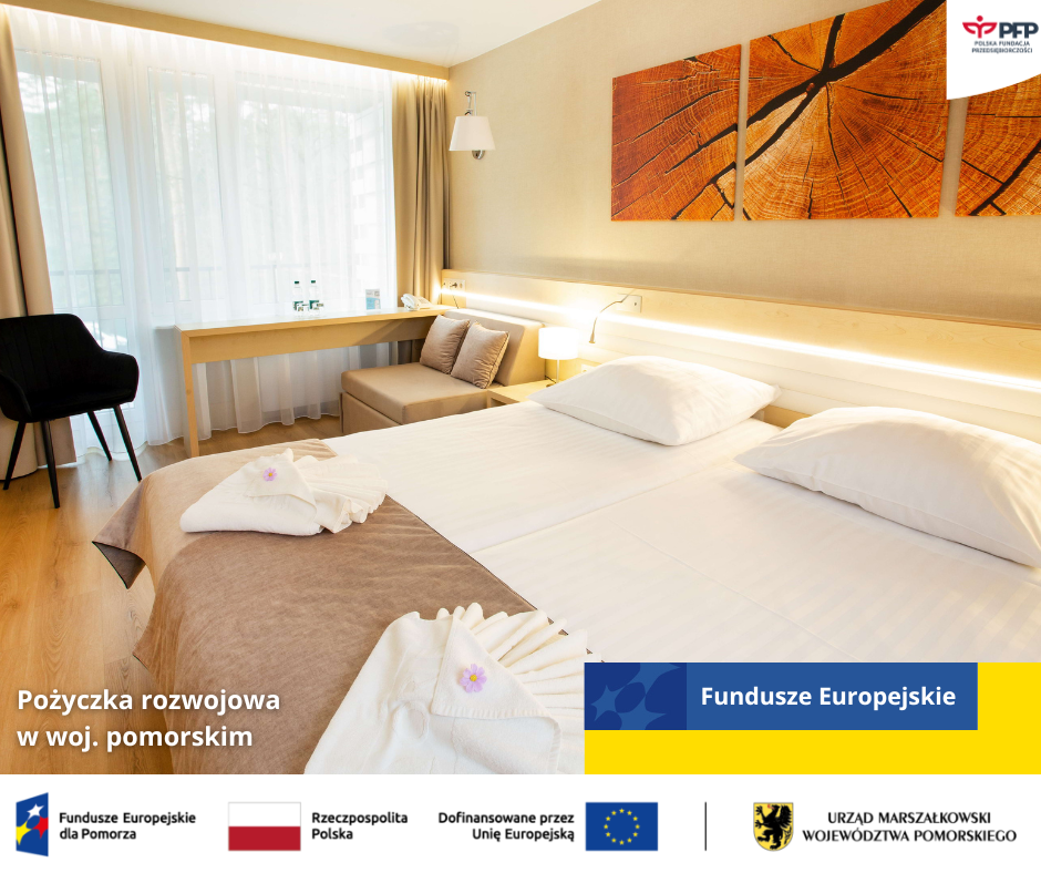 Pokój hotelowy, łóżko podwójne, kanapa rozkładana, stolik, w górnym prawym rogu logo PFP, w lewym dolnym rogu napis Pożyczka rozwojowa w woj. pomorskim, w prawym dolnym rogu napis Fundusze Europejskie na niebieskim tle w kształcie prostokąta, poniżej wypełnienie żółtym kolorem tworzące jeden duży prostokąt, u dołu strony widnieją loga: Fundusze Europejskie dla Pomorza, Barwy Rzeczypospolitej Polskiej, logo Unii Europejskiej z dopiskiem Dofinansowane przez Unię Europejską, pionowa czarna linia oddzielająca, logo Urząd Marszałkowski Województwa Pomorskiego.