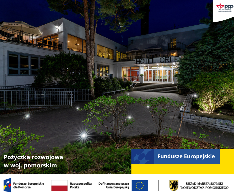 Wejście do Hotelu Orle, widoczny budynek i otaczająca go roślinność, w górnym prawym rogu logo PFP, w lewym dolnym rogu napis Pożyczka rozwojowa w woj. pomorskim, w prawym dolnym rogu napis Fundusze Europejskie na niebieskim tle w kształcie prostokąta, poniżej wypełnienie żółtym kolorem tworzące jeden duży prostokąt, u dołu strony widnieją loga: Fundusze Europejskie dla Pomorza, Barwy Rzeczypospolitej Polskiej, logo Unii Europejskiej z dopiskiem Dofinansowane przez Unię Europejską, pionowa czarna linia oddzielająca, logo Urząd Marszałkowski Województwa Pomorskiego.