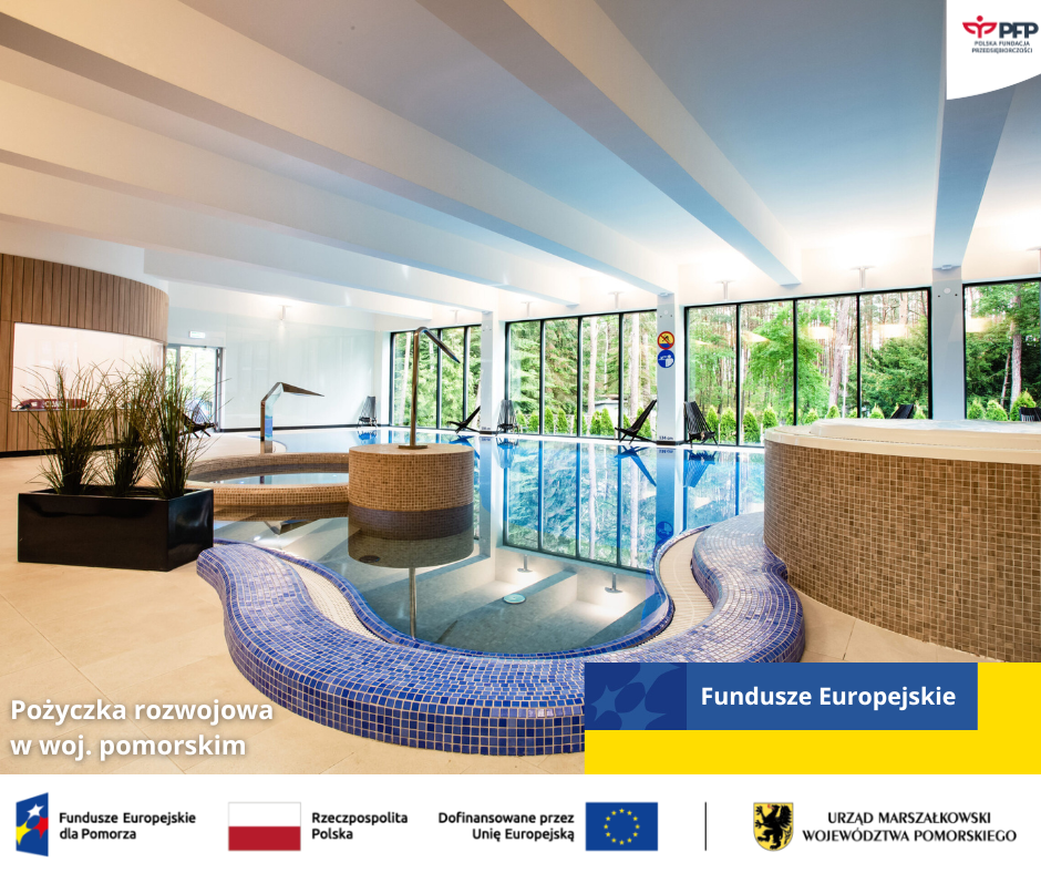 Fragment strefy basenowej w hotelu, w górnym prawym rogu logo PFP, w lewym dolnym rogu napis Pożyczka rozwojowa w woj. pomorskim, w prawym dolnym rogu napis Fundusze Europejskie na niebieskim tle w kształcie prostokąta, poniżej wypełnienie żółtym kolorem tworzące jeden duży prostokąt, u dołu strony widnieją loga: Fundusze Europejskie dla Pomorza, Barwy Rzeczypospolitej Polskiej, logo Unii Europejskiej z dopiskiem Dofinansowane przez Unię Europejską, pionowa czarna linia oddzielająca, logo Urząd Marszałkowski Województwa Pomorskiego.