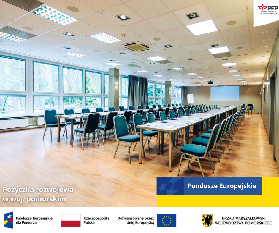 Sala konferencyjna w hotelu, widoczne stoły i krzesła, w górnym prawym rogu logo PFP, w lewym dolnym rogu napis Pożyczka rozwojowa w woj. pomorskim, w prawym dolnym rogu napis Fundusze Europejskie na niebieskim tle w kształcie prostokąta, poniżej wypełnienie żółtym kolorem tworzące jeden duży prostokąt, u dołu strony widnieją loga: Fundusze Europejskie dla Pomorza, Barwy Rzeczypospolitej Polskiej, logo Unii Europejskiej z dopiskiem Dofinansowane przez Unię Europejską, pionowa czarna linia oddzielająca, logo Urząd Marszałkowski Województwa Pomorskiego.