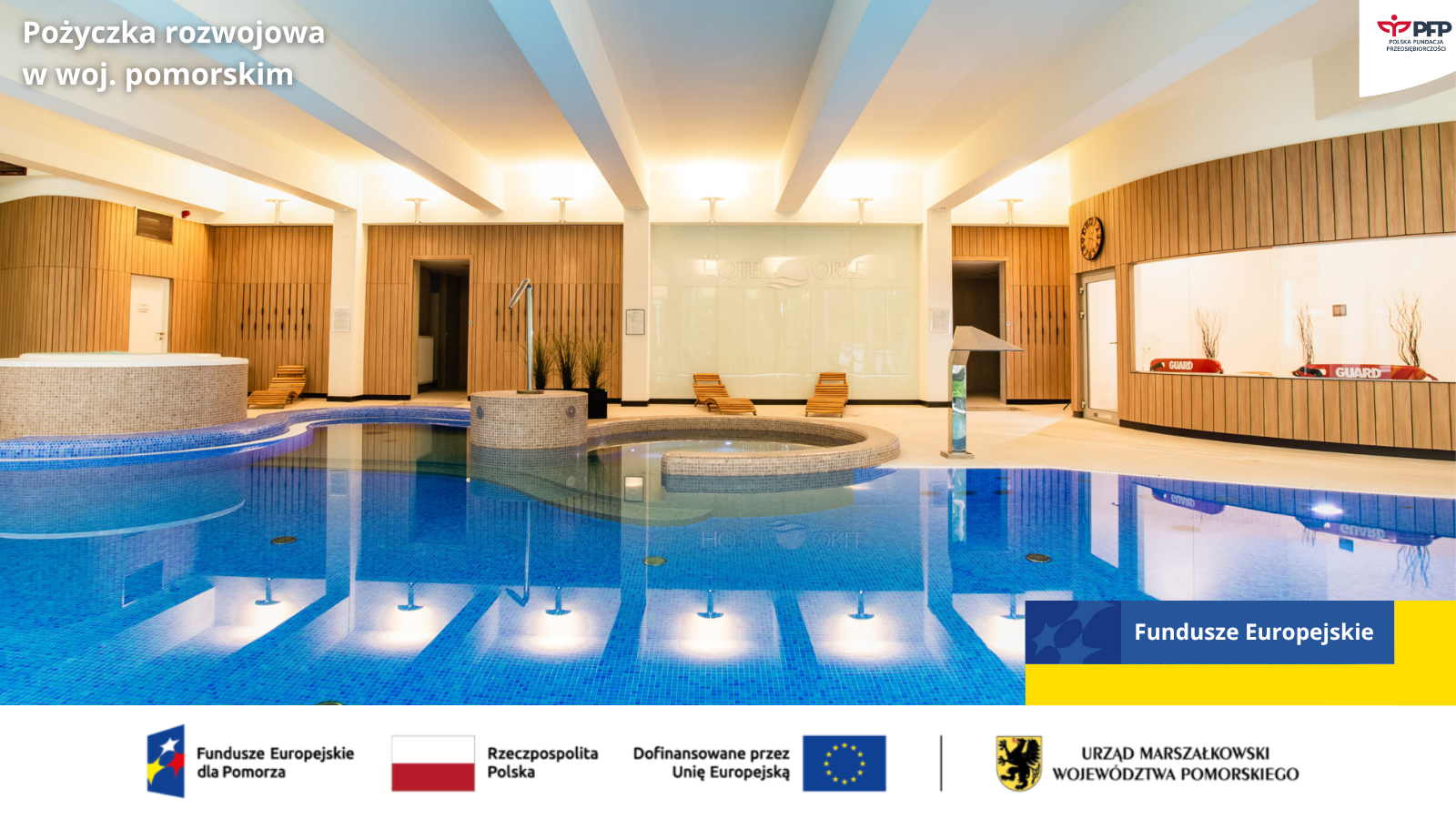 Strefa basenowa w hotelu, w górnym prawym rogu logo PFP, w lewym górnym rogu napis Pożyczka rozwojowa w woj. pomorskim, w prawym dolnym rogu napis Fundusze Europejskie na niebieskim tle w kształcie prostokąta, poniżej wypełnienie żółtym kolorem tworzące jeden duży prostokąt, u dołu strony widnieją loga: Fundusze Europejskie dla Pomorza, Barwy Rzeczypospolitej Polskiej, logo Unii Europejskiej z dopiskiem Dofinansowane przez Unię Europejską, pionowa czarna linia oddzielająca, logo Urząd Marszałkowski Województwa Pomorskiego.