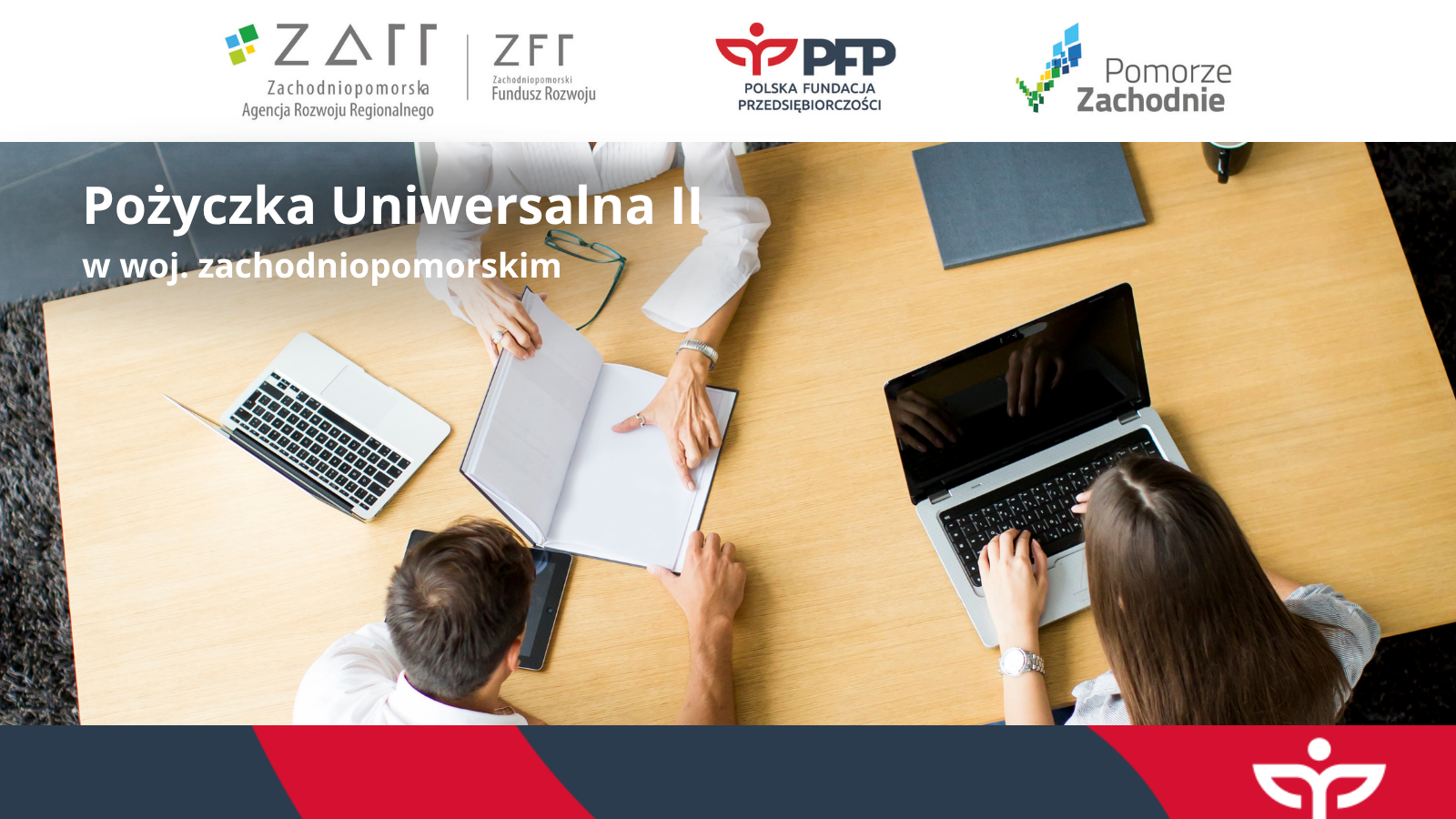 Osoby pracujące przy stole z laptopami i dokumentami, po lewej stronie napis Pożyczka Uniwersalna II w woj. zachodniopomorskim. U góry widnieją logotypy Zachodniopomorskiej Agencji Rozwoju Regionalnego, Zachodniopomorskiego Funduszu Rozwoju, PFP Polska Fundacja Przedsiębiorczości oraz Pomorze Zachodnie.