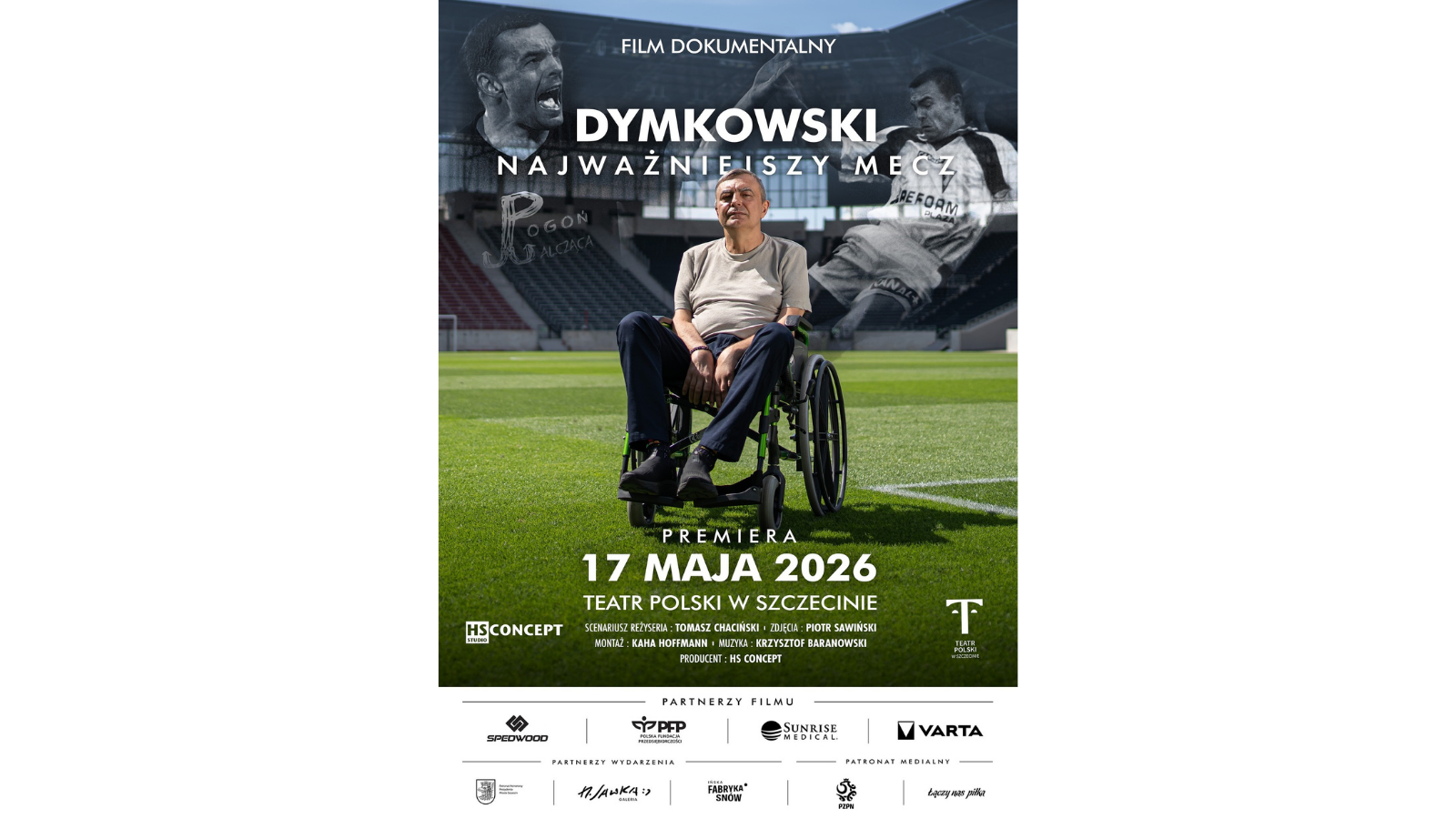 Mężczyzna siedzący na wózku inwalidzkim na murawie stadionu, w tle czarno-białe zdjęcia piłkarza i napis Film dokumentalny Dymkowski Najważniejszy mecz. Na dole informacje o premierze: 17 maja 2026, Teatr Polski w Szczecinie oraz nazwiska twórców filmu. W dolnej części widnieją logotypy partnerów filmu: Speedwood, PFP Polska Fundacja Przedsiębiorczości, Sunrise Medical, Varta, partnerów wydarzenia: Patronat Honorowy Prezydenta Miasta Szczecin, Galeria N. Nauki, Fabryka Snów oraz patrona medialnego PZPN Łączy nas piłka.