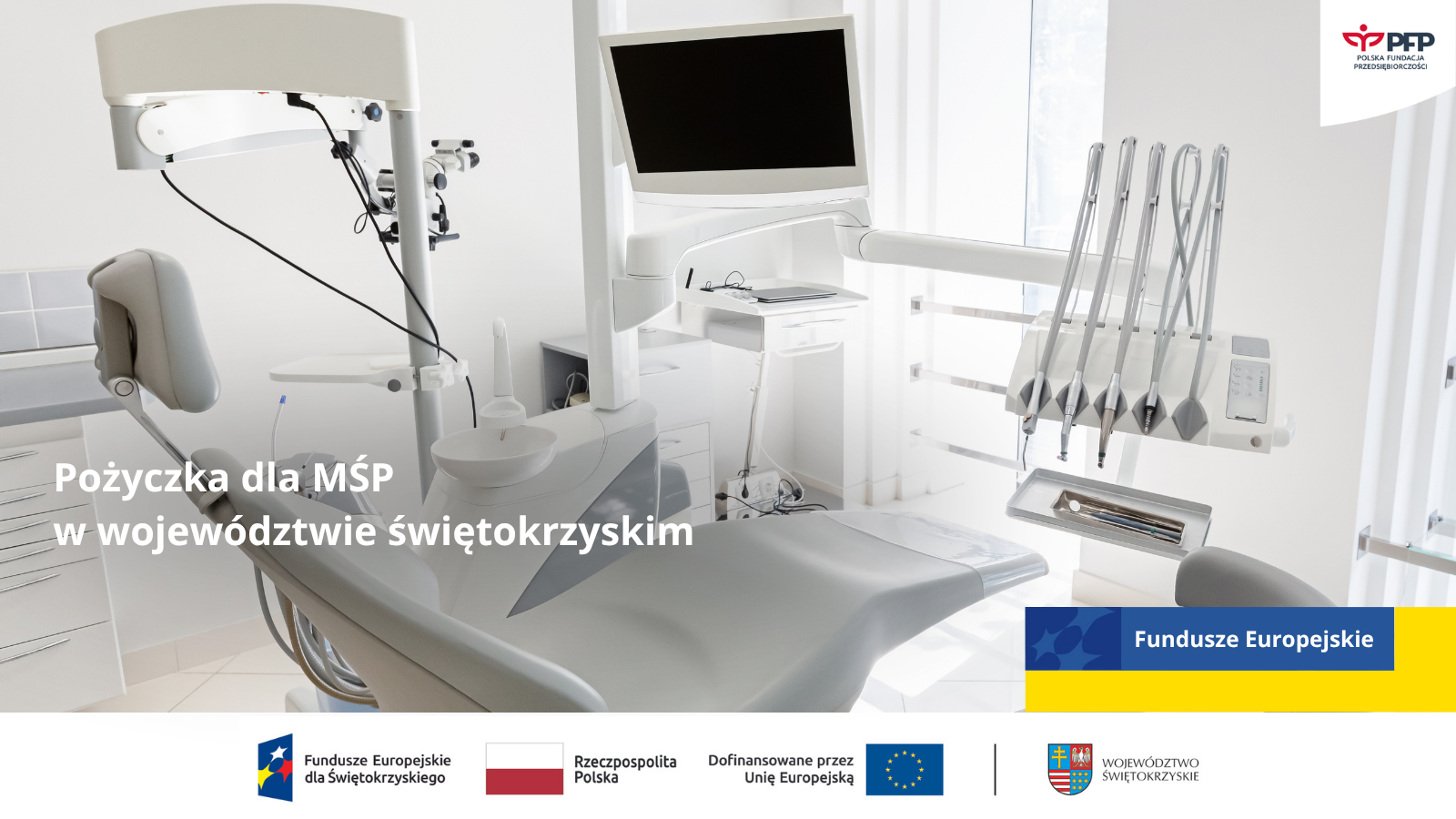 Fotel dentystyczny z wyposażeniem gabinetu stomatologicznego, komunikat Pożyczka dla MŚP w województwie świętokrzyskim oraz Fundusze Europejskie. Na dole logotypy od lewej: Fundusze Europejskie dla Świętokrzyskiego, barwy Rzeczypospolitej Polskiej, logo Unii Europejskiej z dopiskiem Dofinansowane przez Unię Europejską, pionowa czarna linia oddzielająca, herb i napis Województwo Świętokrzyskie.