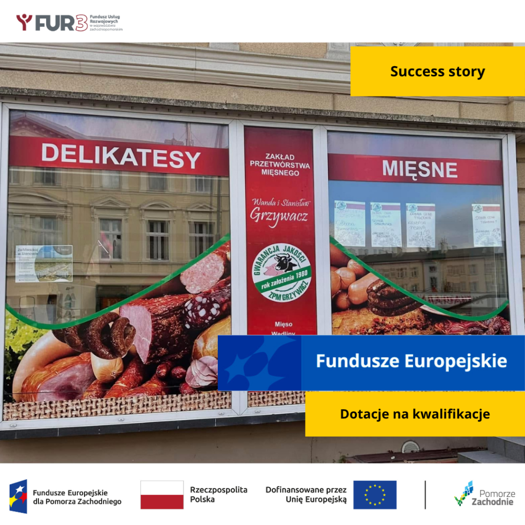 Witryna sklepu - delikatesy mięsne, po lewej stronie logo Fundusz Usług Rozwojowych w województwie zachodniopomorskim - FUR3, po prawej stronie napis Success Story, na samym dole od lewej strony widnieją loga: Fundusze Europejskie dla Pomorza Zachodniego, Barwy Rzeczypospolitej Polskiej, logo Unii Europejskiej z dopiskiem Dofinansowane przez Unię Europejską, pionowa czarna linia oddzielająca, logo Pomorze Zachodnie z dopiskiem Pomorze Zachodnie