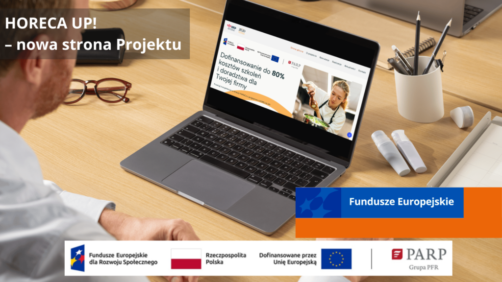 obrazek przedstawia mężczyznę siedzącego przy lapropie, na którym wyświetlona jest strona główna strony horeca up!. Znak Fundusze Europejskie wraz z pomarańczowym prostokątem, logotypy: Fundusze Europejskie dla rozwoju społecznego, flaga Polski Rzeczpospolita Polska, flage UE Dofinansowane przez Unię Europejską, pionowa kreska, logo PARP